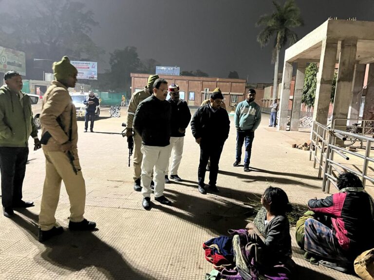 कड़ाके की पड़ रही ठंड से ठिठुरते लोगों की सुधि लेने रात में निकले जिलाधिकारी
