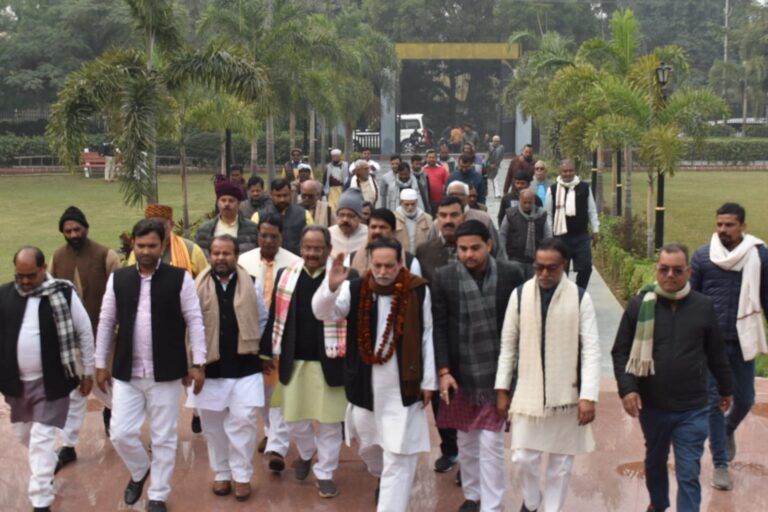 पूर्व प्रधान मंत्री चंद्रशेखर जी के तैल्य चित्र पर माल्यार्पण कर भारत यात्रा की 42वर्षगांठ मनाया गया