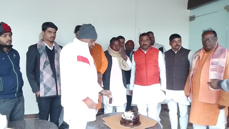 आजमगढ़ एमएलसी रामसूरत राजभर के 64वें जन्मदिवस पर महिला अस्पताल में हुआ फलों का वितरण काटा गया केक