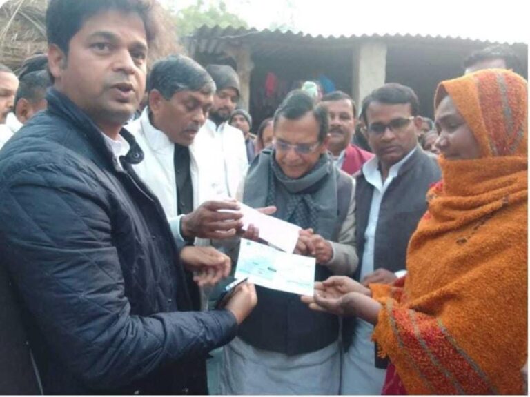 दीदारगंज विधायक पप्पू राजभर ने शबनम की मां को ढाई लाख रुपए के आर्थिक सहायता का चेक सौंपा