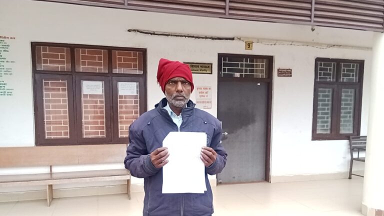 सरकारी रास्ते को बन्द कर दबंगो द्वारा चहारदीवारी बना लिया, दर-दर भटक रहा है फरियादी