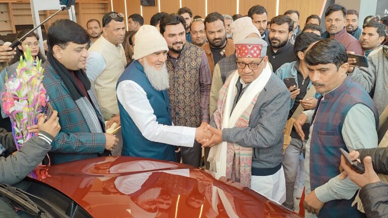 किया कम्पनी की sonet कार की लांचिंग भाजपा जिला अध्यक्ष कृष्ण पाल के हाथों हुई।