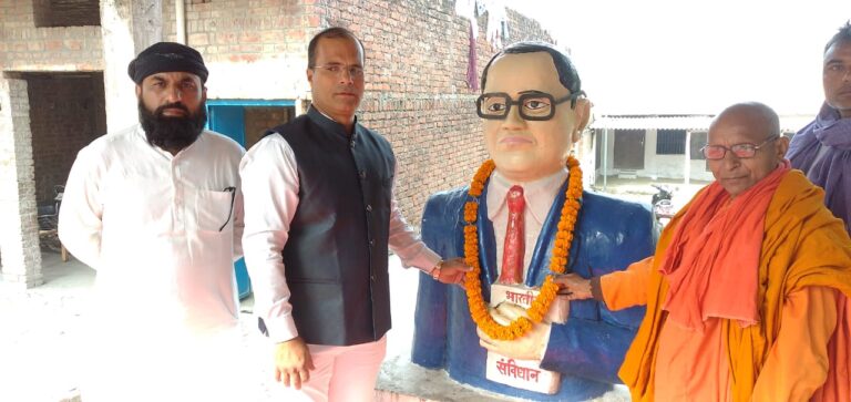 अम्बेडकर पार्क में प्रसिद्ध समाज सेवी मुहम्मद ताहिर शेख़ को संविधान की पुस्तक दे कर किया गया सम्मानित।