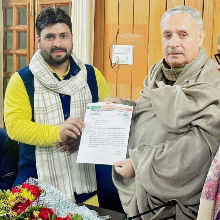 भाजपा जिलाध्यक्ष सूरज प्रकाश श्रीवास्तव  ने सौंपा रेल लाइन व रेलवे स्टेशन बनाने का ज्ञापन