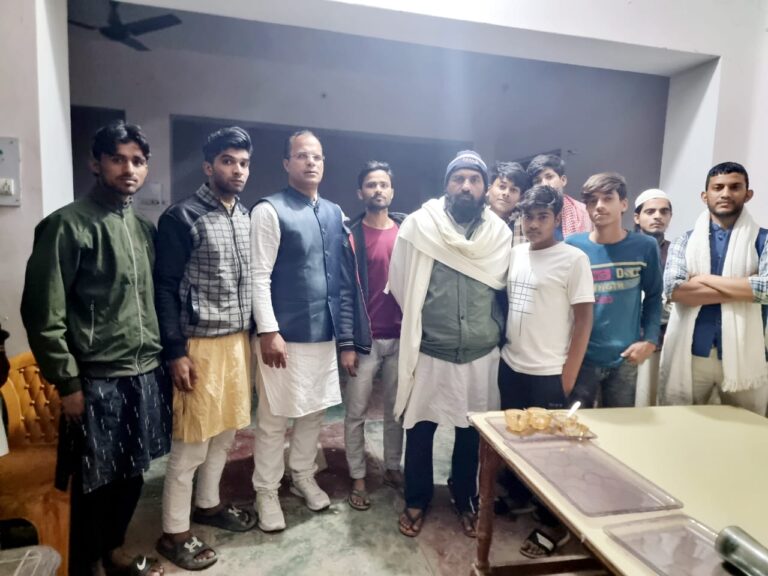 वालीबॉल के खिलाड़ियों से मुलाकात की बैरीडीह में मशहूर समाज सेवी