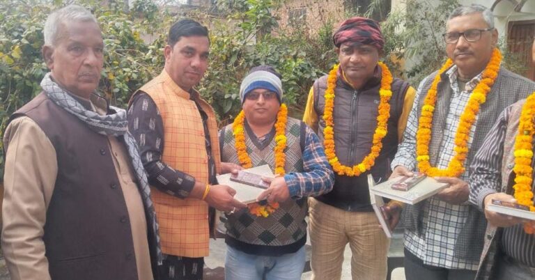 मुख्यमंत्री सामूहिक विवाह में हुई धांधली को उजागर करने वाले पत्रकार हुए सम्मानित