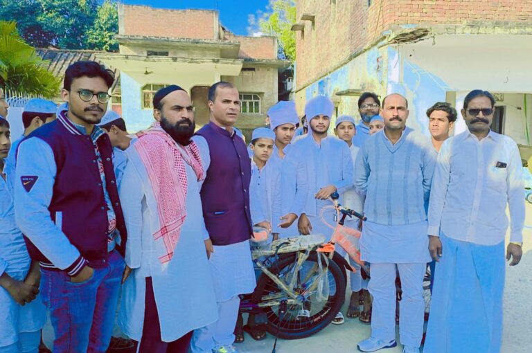 बैरीडीह गांव के दो छात्रों के हाफीज बनने पर समाज सेवी मुहम्मद ताहिर शेख़ ने उन्हें सम्मानित किया।