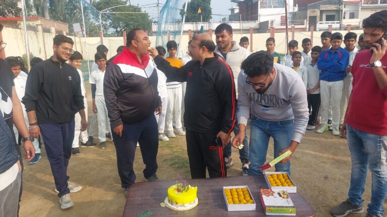 आज सरफराज खान के भारतीय टीम में डेब्यू करने पर उनके गृह जिले में जश्न का माहौल है