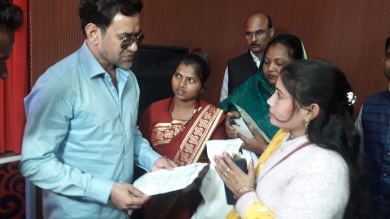 विशिष्ट करसपोडेन्ट महिला उत्थान समिति की बीसी सखियों ने हरिऔध कला केन्द्र पर सांसद दिनेश लाल यादव निरहॅू को 8 सूत्रिय मांगो को लेकर दिया ज्ञापन
