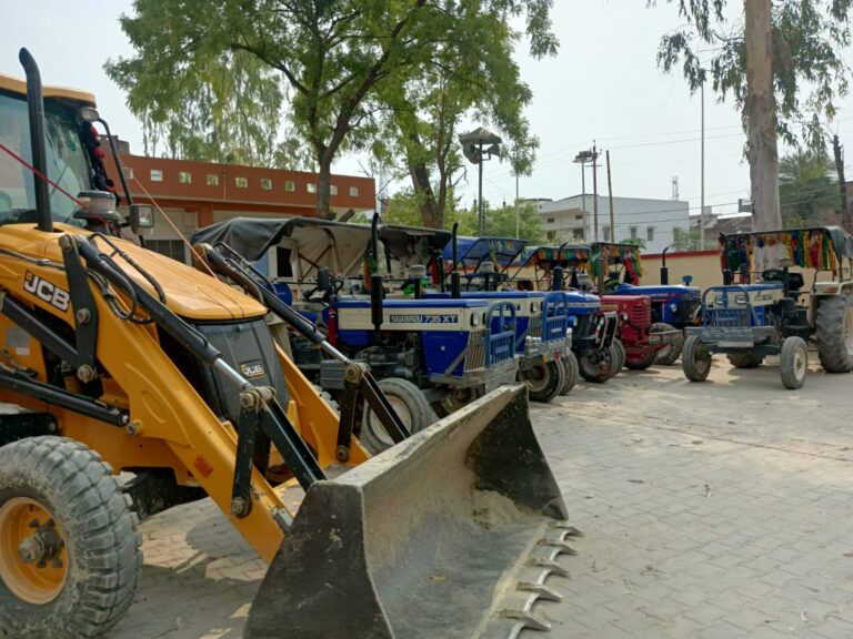 अवैध मिट्टी खनन करने वाला 01 जे0सी0बी0 05 टैक्टर सीज