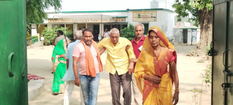 भारतीय जनता पार्टी के लोक प्रिय नेता ठाकुर अनूप सिंह अपने माता जी के साथ  किया आपने मत का प्रयोग