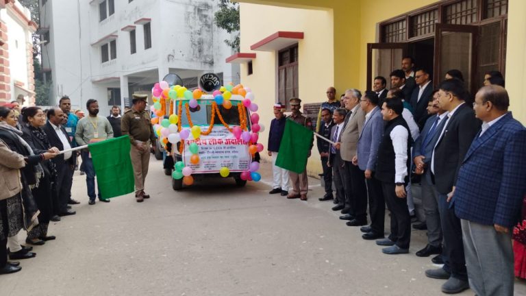 *दीवानी न्यायालय परिसर से प्रचार वाहन को हरी झण्डी दिखाकर किया रवाना*