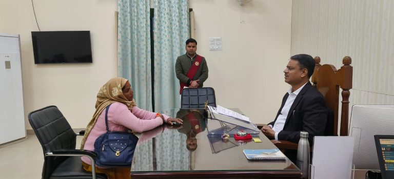जिलाधिकारी ने जनता दर्शन में फरियादियों की सुनी समस्याएं