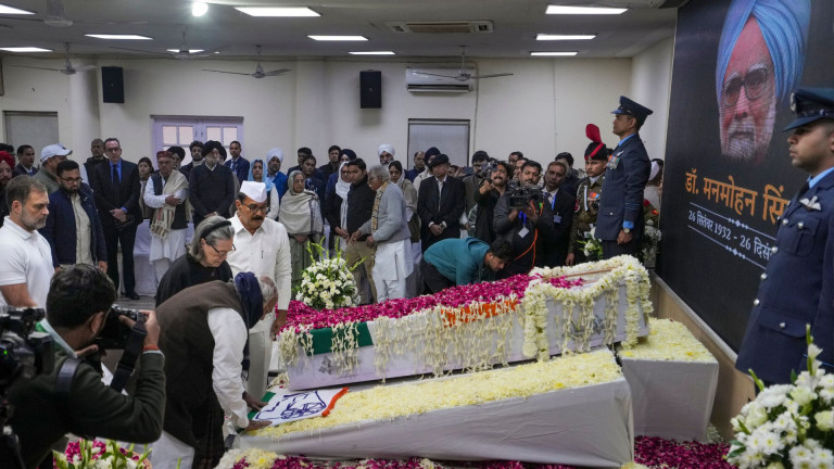 सोनिया, खरगे, राहुल समेत कई नेताओं ने मनमोहन सिंह को कांग्रेस मुख्यालय में दी श्रद्धांजलि
