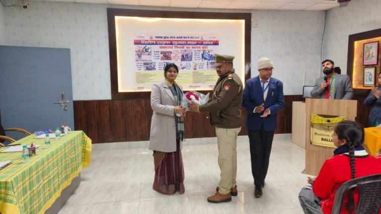 *यातायात पुलिस बलिया द्वारा हेलमेट पहन कर दो पहिया चलाने के लिए गुलाब का फूल देकर लोगों को किया गया जागरुक ।*