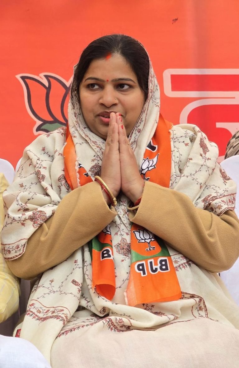 मैं मिल्कीपुर के सम्मानित देवतुल जनता जनार्दन के चरणों में प्रणाम करती हूँ और आप सभी के स्वस्थ एवं सुखमय जीवन की ईश्वर से प्रार्थना करती हूँ।
