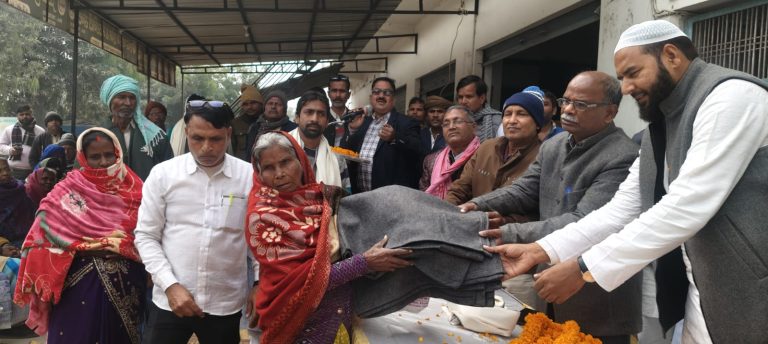 *आजमगढ़ : जरूरतमंद लोगों में एक हजार चालीस कम्बल का किया गया वितरण*