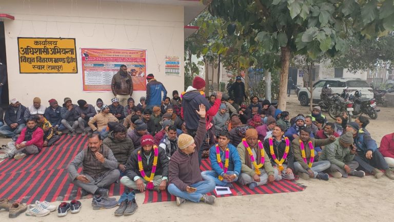 संविदा कर्मचारियों को समय पर वेतन ना मिलने पर संविदा कर्मचारि बैठे धरने पर