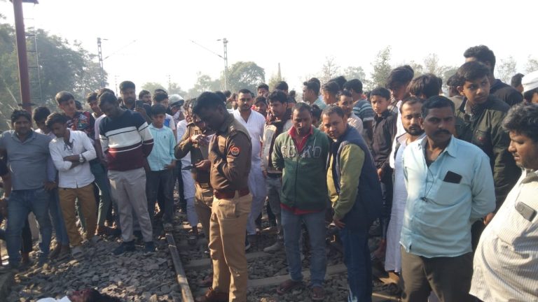 22 वर्षीय युवती ने ताप्ती गंगा एक्सप्रेस के सामने कूद कर आत्महत्या की बायं हाथ पर लिखी सोसाइट नोट।
