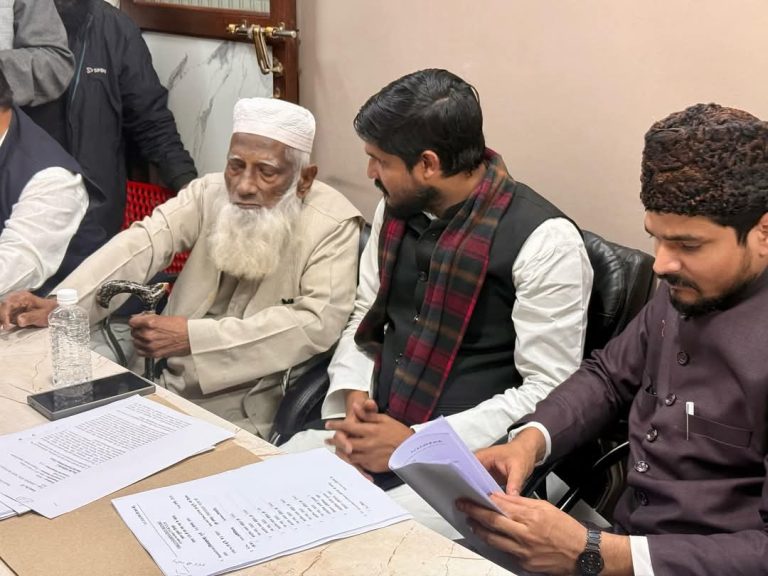 राष्ट्रीय ओलमा कौंसिल का एक प्रतिनिधिमंडल पहुंचा कुशीनगर की मदनी मस्जिद जहां दो दिन पहले बुलडोज़र चला था।