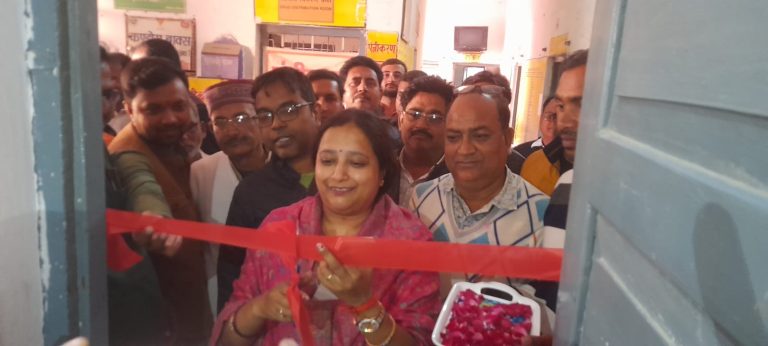 मनियर ब्लड सेंटर का उद्घाटन प्राथमिक स्वास्थ्य केंद्र मनियर पर बांसडीह विधायिका केतकी  सिंह ने फिता काटकर किया उद्घाटन
