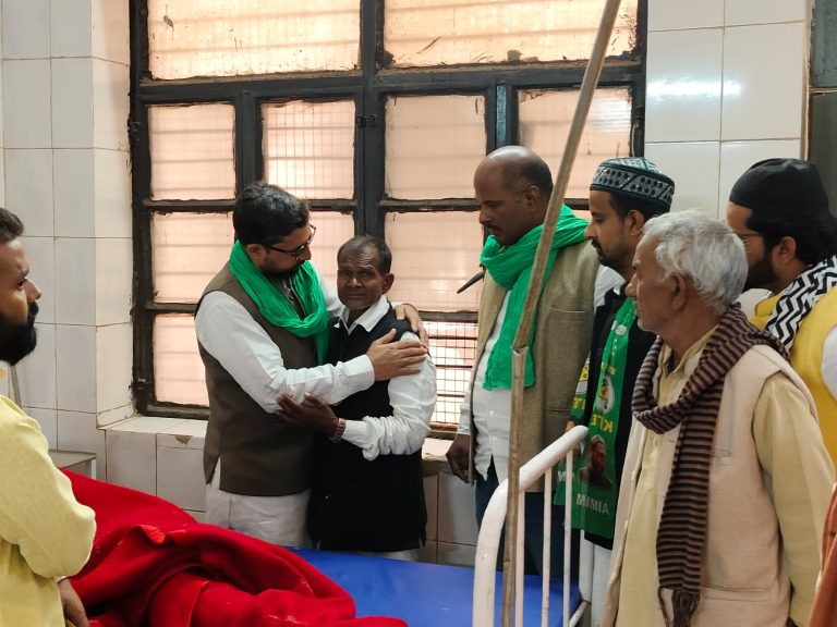 तेजाब कांड के पीड़ित मिथुन बिन्द से मिलने पहुचे जिला अस्पताल  में ऑल इंडिया मजलिस ए इत्तेहादुल मुस्लिमीन पार्टी के प्रदेश महासचिव: मोहम्मद शमीम खाँ