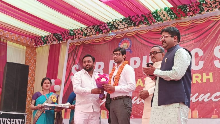 आजमगढ़ एस एन आर डी पब्लिक स्कूल में धूमधाम से मनाया गया वार्षिकोत्सव