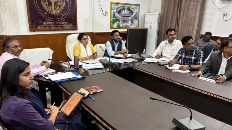 जिलाधिकारी ने जिला स्वास्थ्य समिति एवं जिला आयुष समिति की बैठक कर प्रगति के बारे में ली जानकारी