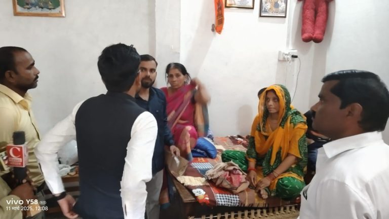 राष्ट्रीय पत्रकार सुरक्षा परिषद के राष्ट्रीय अध्यक्ष श्री देवेंद्र कुमार मिश्रा ने सीतापुर के दिवंगत पत्रकार राघवेंद्र वाजपेई के परिजनो से की मुलाकात