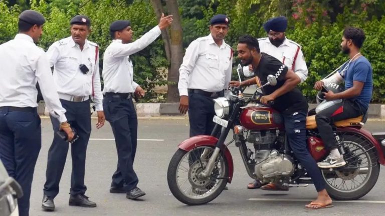 *ट्रैफिक चालान नहीं भरा तो सस्पेंड होगा ड्राइविंग लाइसेंस! सरकार लाने जा रही नया नियम, SC के आदेश के बाद बढ़ी सख्ती*