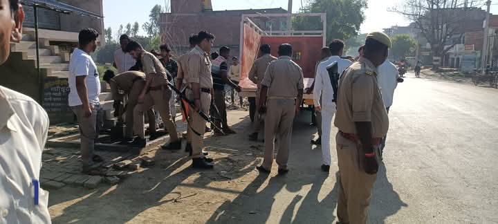 अज्ञात युवक की लाश फांसी के फंदे से लटकती हुई मिलने से इलाके में सनसनी फैल गई