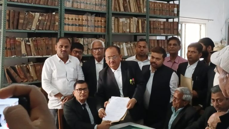 दी डिस्ट्रिक्ट बार एसोसिएशन में आज अध्यक्ष पद पर पर्चा दाखिला हुआ