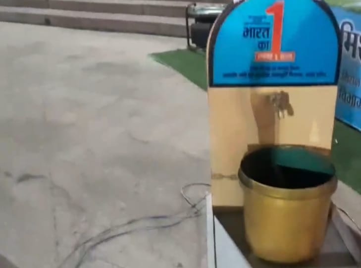 *नल बना लोगों के आकर्षण का केंद्र,देखने और सेल्फी लेने के लिए पहुंचते हैं लोग*