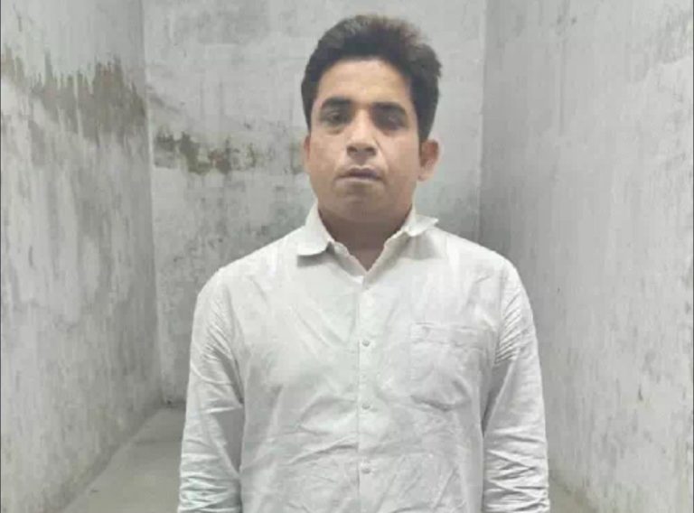 कानपुर में असिस्टेंट कामर्शियल इंस्पेक्टर घूस लेते गिरफ्तार, DSO के नाम पर मांगे थे एक लाख