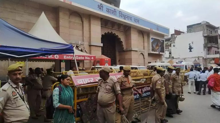 *__वाराणसी में वक्फ संशोधन विधेयक 2025 को लेकर अलर्ट, तगड़ी सुरक्षा के बीच संपन्न हुई नमाज, पुलिस ने किया फ्लैग मार्च_*