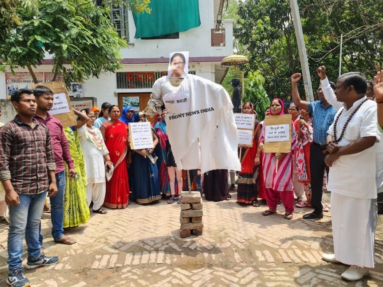 *__मुर्शिदाबाद हिंसा; वाराणसी में फूंका ममता बनर्जी का पुतला, सरकार को बर्खास्त कर राष्ट्रपति शासन लगाने की मांग_*
