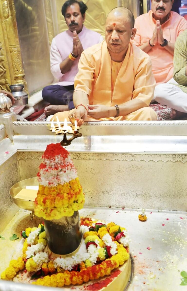 *__सीएम योगी ने काशी कोतवाल का किया दर्शन-पूजन, प्रदेश में शांति और समृद्धि की कामना की_*