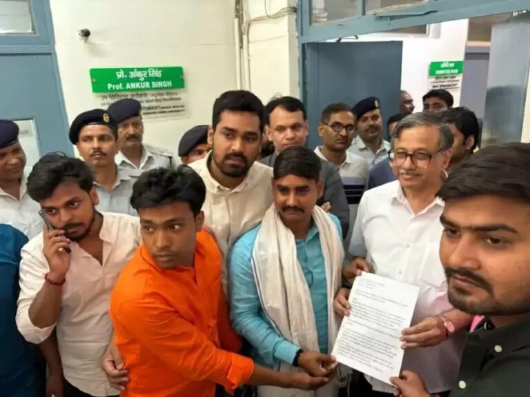 BHU अस्पताल में दुर्व्यवस्थाओं से नाराज छात्रों ने किया प्रदर्शन, एमएस का घेराव, सौंपा ज्ञापन