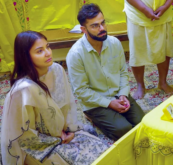 विराट कोहली  टेस्ट क्रिकेट से संन्यास लेने के अगले दिन पत्नी अनुष्का शर्मा के साथ वृंदावन पहुंचे। उन्होंने केली कुंज आश्रम में संत प्रेमानंद महाराज से आशीर्वाद लिया।*
