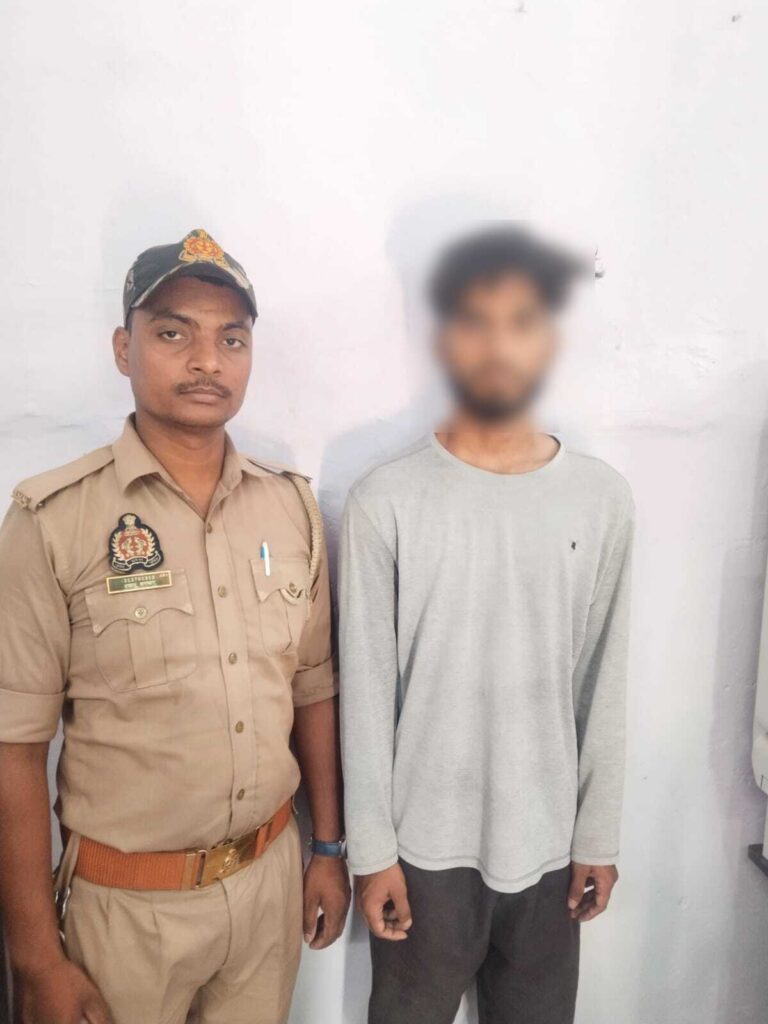 महिलाओं की फोटो खींचना नहाते वक विजय सिंह को पड़ गया महंगा