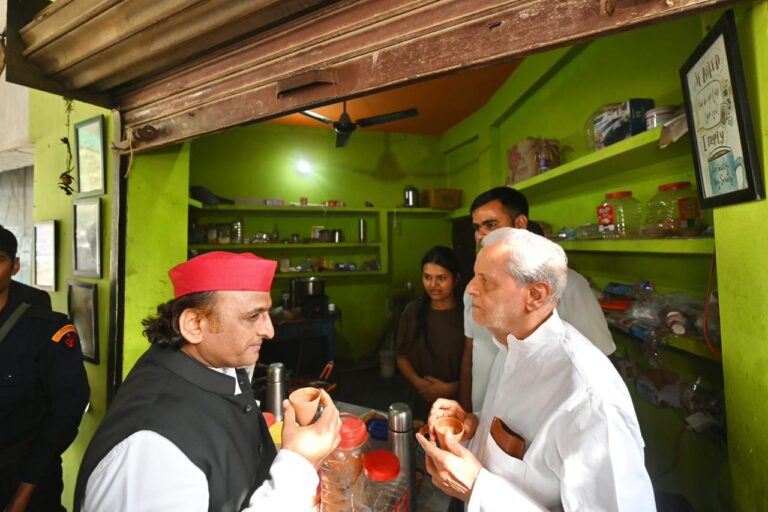नव्या ने ऐसा क्या किया अखिलेश यादव पहुंचे चाय पीने