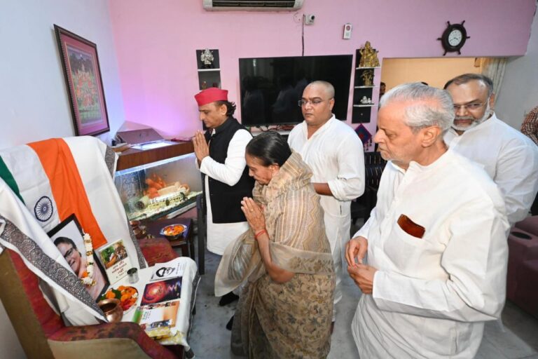 सपा अध्यक्ष अखिलेश यादव आज वरिष्ठ पत्रकार के घर शो का कुल परिजनों से भेंट कर उन्हें सांत्वना दी तथा अपनी और पार्टी की ओर से संवेदना व्यक्त की
