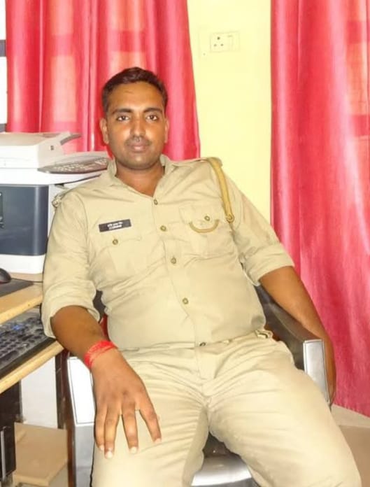 जौनपुर में पिकअप सवार गौतस्करों ने चेकिंग से बचने के लिए पुलिसकर्मी दुर्गेश सिंह की टक्कर मारकर हत्या कर दी