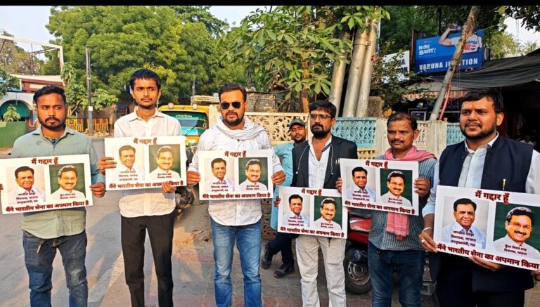 समाजवादी पार्टी के नेताओं ने मध्य प्रदेश के मंत्री विजय शाह का पोस्ट हाथ में लेकर किया विरोध