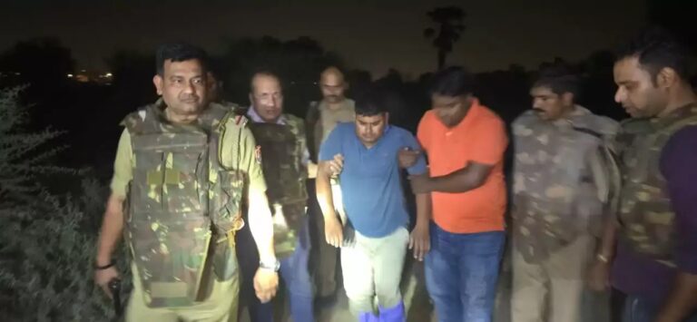 संकटमोचन मंदिर महंत के घर चोरी, पुलिस के साथ बदमाशों की मुठभेड़, तीन को लगी गोली