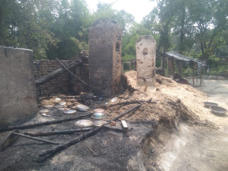 बीते अर्धरात्रि को लगी आग से सारी गृहस्थी जलकर राख