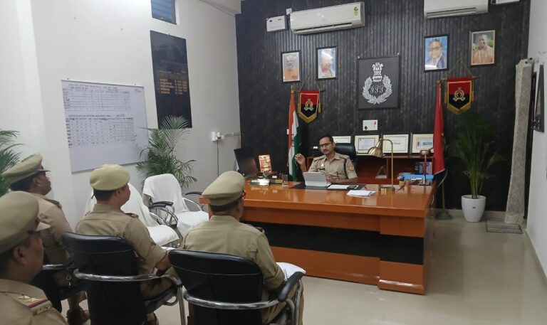 पुलिस उपायुक्त गोमती जोन द्वारा गुण्डा व गैंगस्टर कार्रवाई एवं जालसाजी, साइबर अपराधों की समीक्षा कर दिए गए आवश्यक दिशा-निर्देश