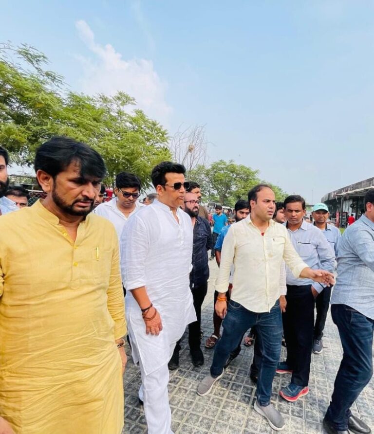 गोरखपुर : कोर्टयार्ड बाय मैरियट के पास JSR परिसर में भीषण आग, सांसद रवि किशन मौके पर पहुंचे