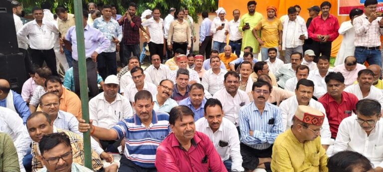 विद्यालय मर्जर के विरोध में शिक्षकों ने धरना दे सरकार को चेताया