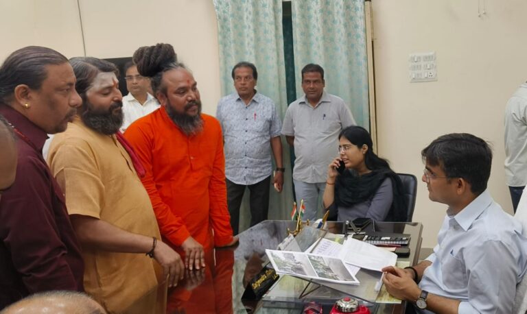 जिलाधिकारी सत्येन्द्र कुमार ने जनता दर्शन में फरियादियों की सुनी समस्याएं
